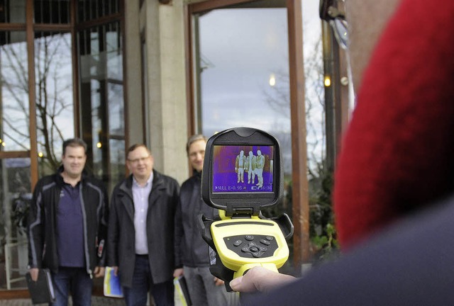 Karl-Rainer Kopf (rechts) demonstriert...Funktionsweise einer Wrmebildkamera.   | Foto: Bettina Schaller