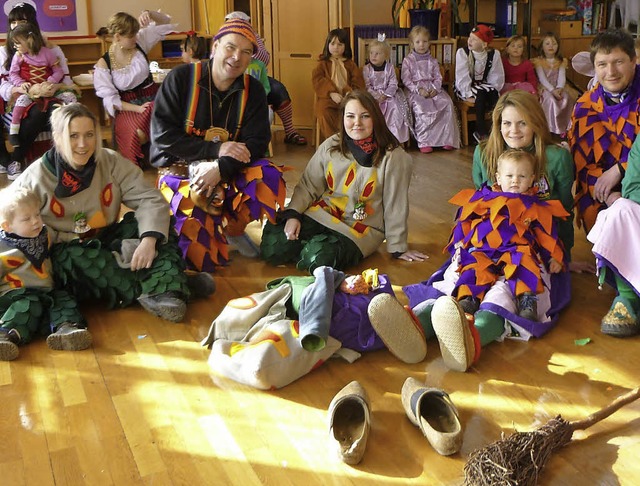 Erzieherinnen und Kinder haben sich in...or die Narrencliquen zu Besuch kamen.   | Foto: zvg