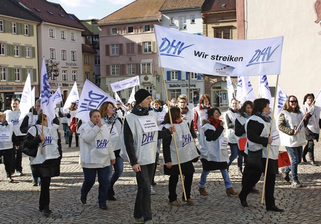 Protestmarsch durch die Stadt: 65 Mita...oche kam es dort zu einem Warnstreik.   | Foto: Gerd Leutenecker