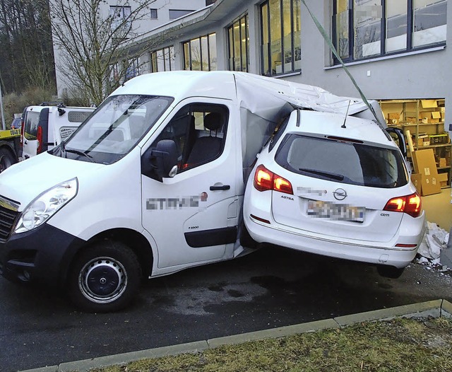 In einem Lieferwagen stecken geblieben...hen Mittwochmorgen in Baden/Schweiz.   | Foto: Kantonspolizei Aargau