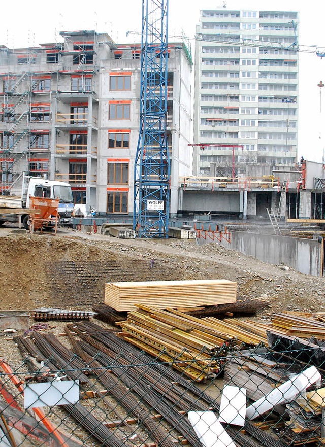 Grobaustelle an der Neumarkter Strae...ntergrund: ein Hochhaus am Fcampring.  | Foto: Ralf Staub