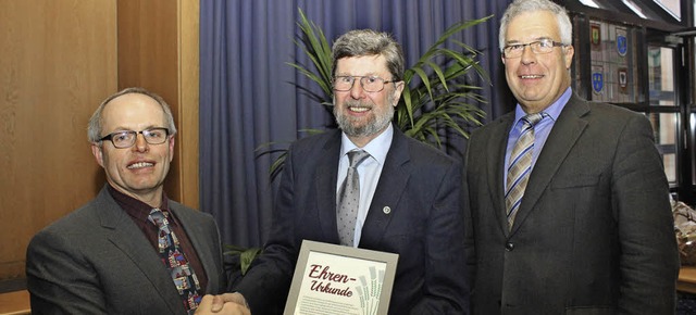 Heinz Kaufmann (links) und Albert Zimm...n Gerhard Riesterer die Ehrenurkunde.   | Foto: ZVG