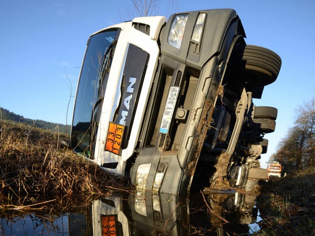 Der Tanklaster im Graben.  | Foto: dpa