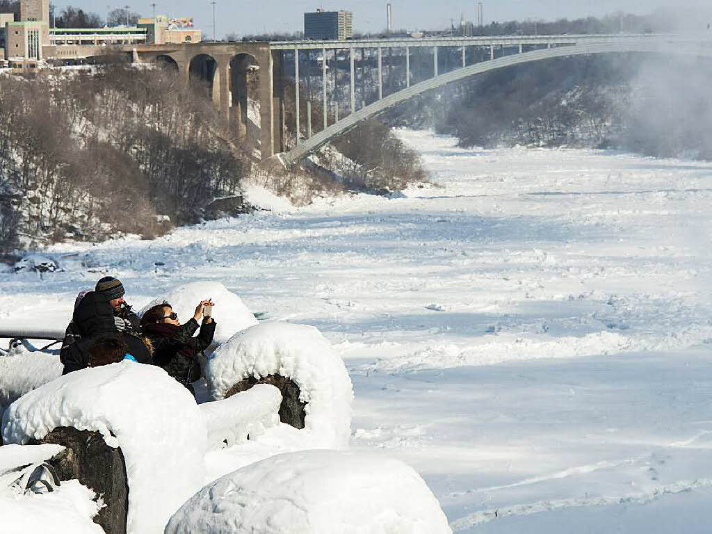 Wenn es klirrend kalt ist, bilden die Niagaraflle bizarre Eisformen.