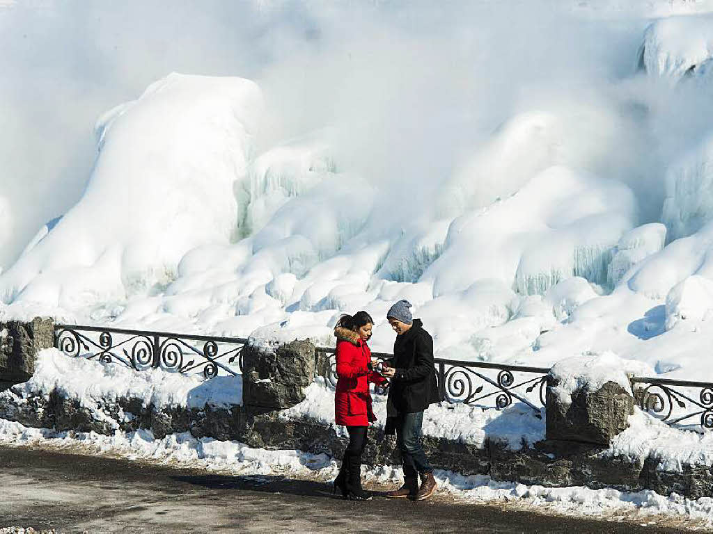 Wenn es klirrend kalt ist, bilden die Niagaraflle bizarre Eisformen.