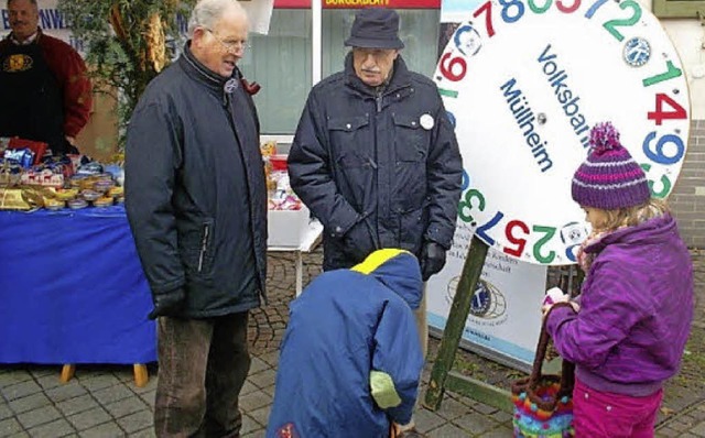 Kiwanis-Mitglieder in Aktion beim Lindle-Markt in Mllheim  | Foto: Privat