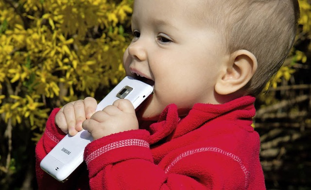 Baby will auch Telefon  | Foto: dpa