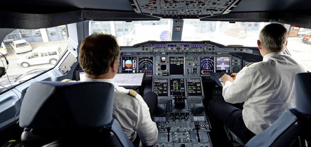 Piloten in einem Airbus-Cockpit &#8211...Carr (links) hlt das fr gefhrlich.   | Foto: dpa/Joanie Simon