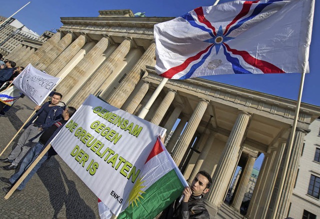 Vor dem Brandenburger Tor in Berlin er...ivisten an das Schicksal der Assyrer.   | Foto: DPA