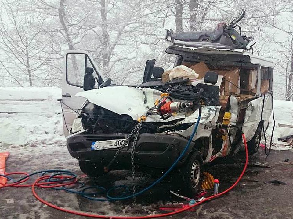 Der Kleintransporter nach dem Unfall.  | Foto: kamera24.tv