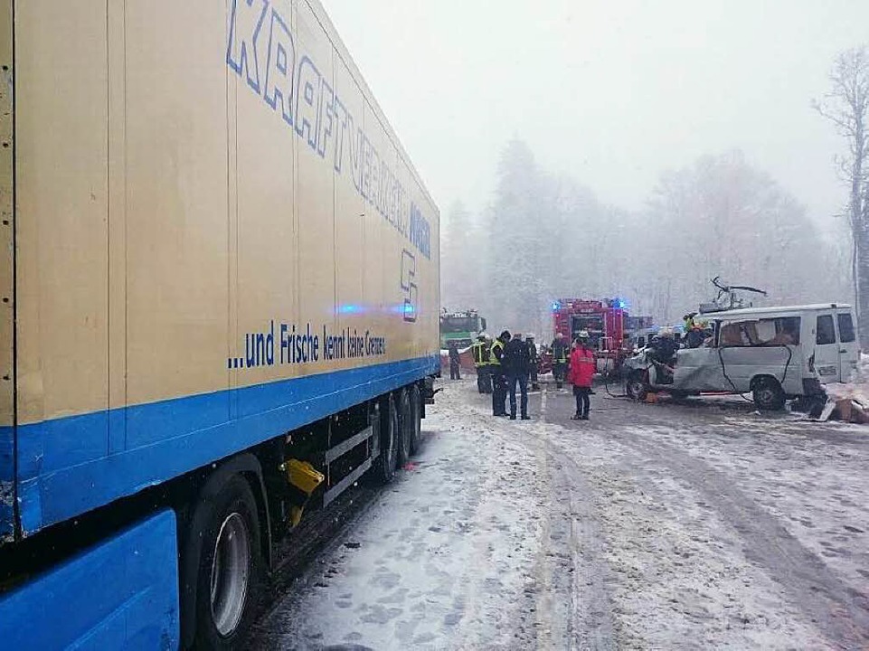 Die Rettungsarbeiten an der Unfallstelle  | Foto: kamera24.tv