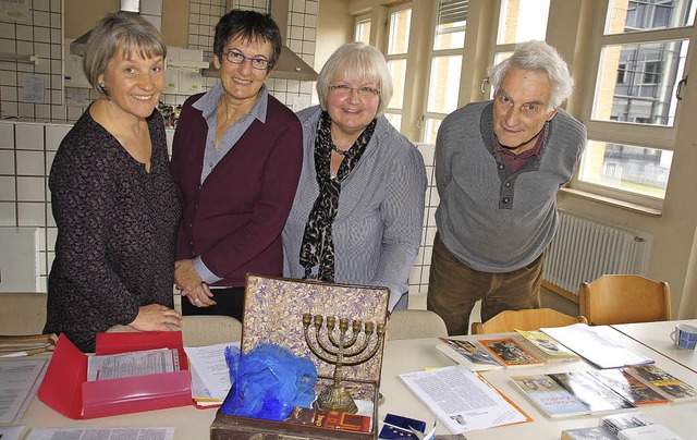 Vorbereitung fr den Inge-Auerbacher-T...tlin, Roswitha Weber und Robert Krais.  | Foto: Ilona Hge