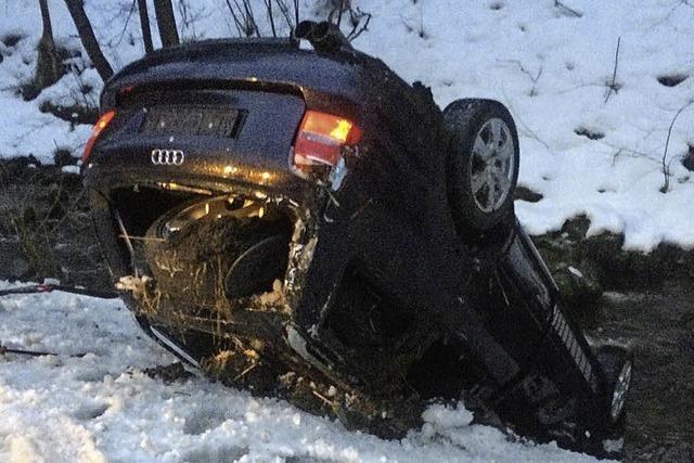 Auto landet im Rotbach