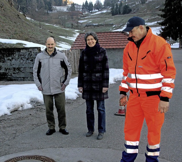 Bauamtsleiter Dietmar Thurn, Ortsvorst...beiter  Konstantin Raicu (von links).   | Foto: Heiner Fabry