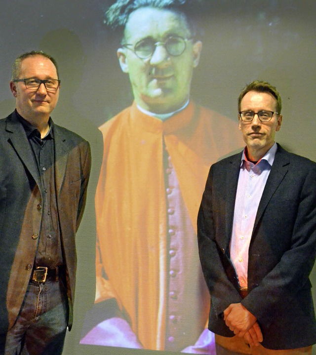 Arne Molfenter (links) und Rdiger Str...chen Monsignore Hugh O&#8217;Flaherty   | Foto: Jochen Fillisch