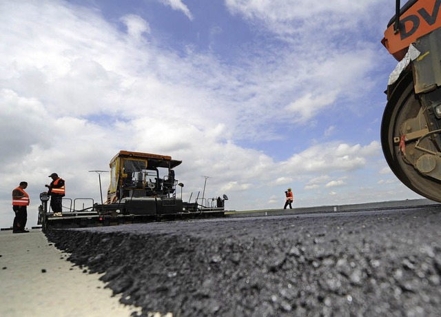 Ist ein dreispuriger Ausbau der Bundes...wie in diesem Symbolbild,  die Lsung?  | Foto: dpa