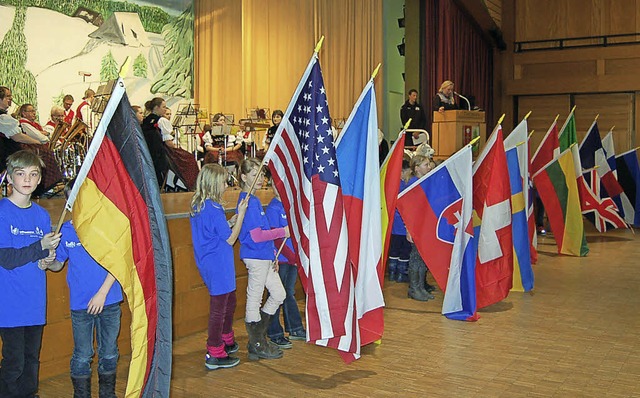 Die Fahnen der teilnehmenden Nationen ... Dort wurde die WM feierlich erffnet.  | Foto: Hans-Dieter Folles