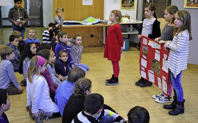 Die Geschichte der Bilderbuchmaus Fred...hler der Hebelschule den Eltern vor.   | Foto: Thomas Kunz