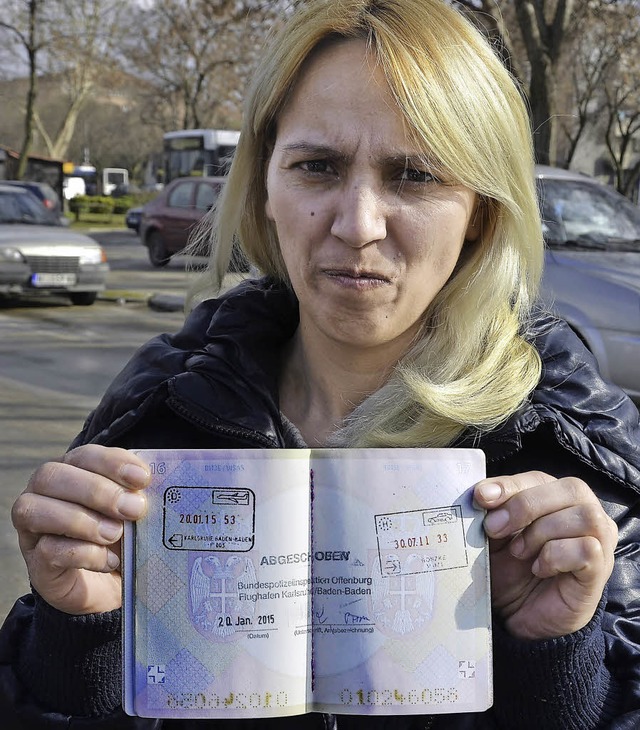 Sadbera Ametovic mit ihrem Reisepass  | Foto: adrian hoffmann