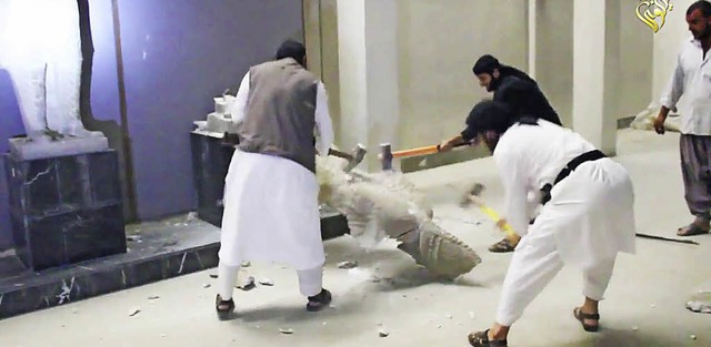 Mit Vorschlaghmmern zertrmmern IS-Ds...ne Figur im Antikenmuseum von Mossul.   | Foto: Islamischer Staat (dpa)