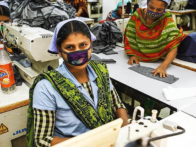 Verdient umgerechnet 80 Euro im Monat: Nherin der Firma Ashique in Dhaka  | Foto: Thomas L. Kelly