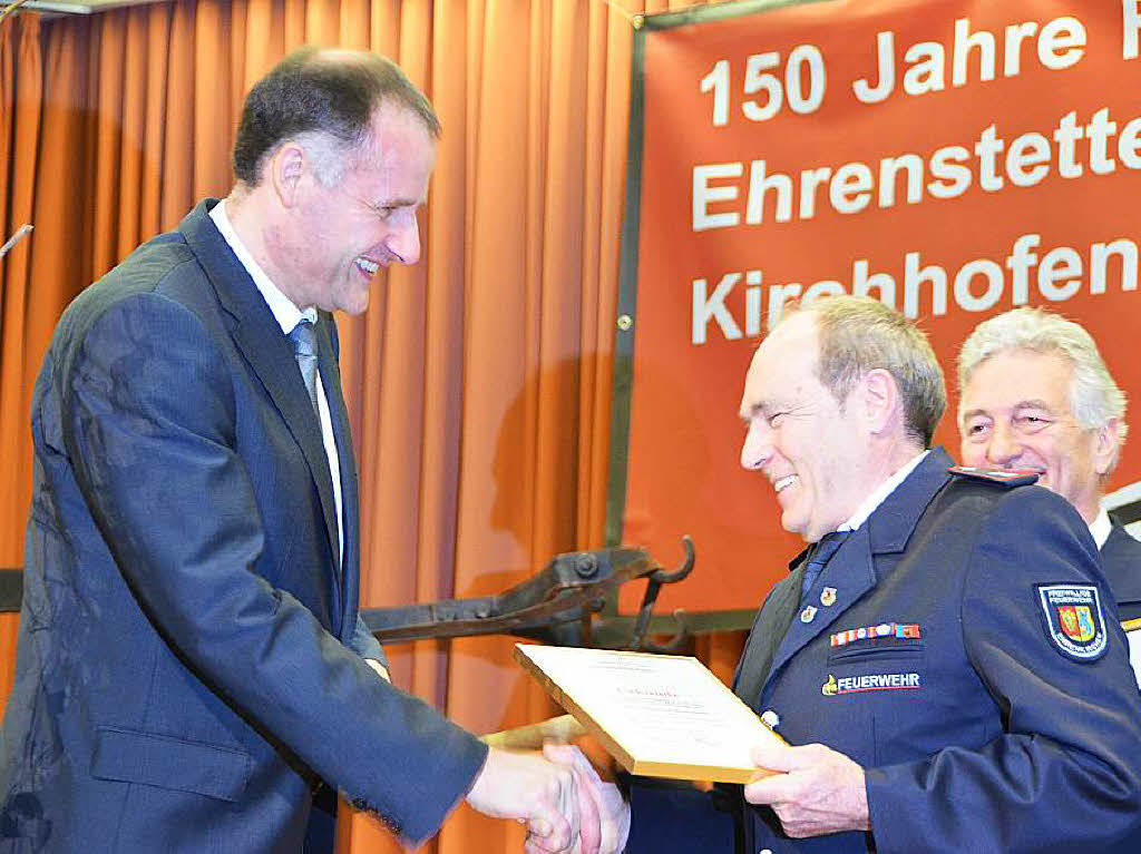 Ehrungen: Thomas Breig (links) gratuliert Siegfried Blattmann, Ehrenabteilungskommandant Kirchhofen