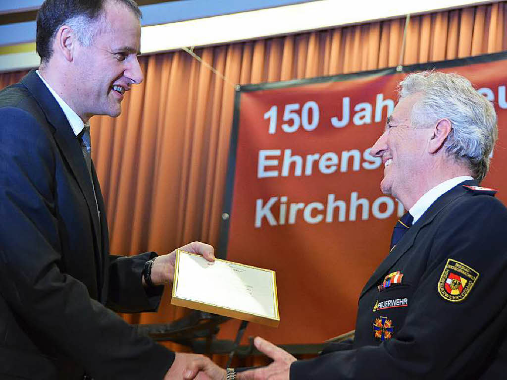 Ehrungen: Thomas Breig (links) gratuliert Karlhubert Dischinger, dem neuen Ehrenkommandanten der Feuerwehr Ehrenkirchen