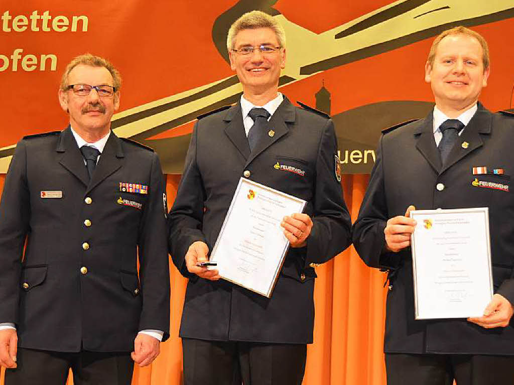 Karl-Heinz Thoma (links) berreichte die Ehrennadel des Kreisfeuerwehrverbandes an Roland Schmutz (Mitte) und Michael Nageleisen.