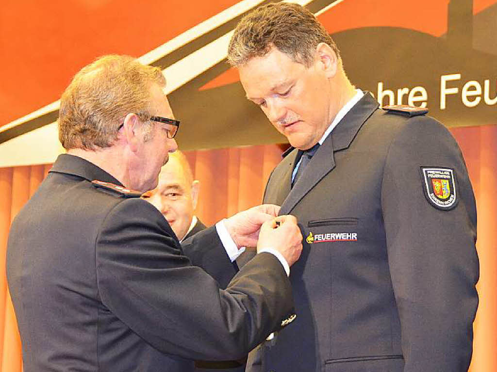 Karl-Heinz Thoma (links) zeichnet Christoph Blattmann mit der Ehrenmedaille in Silber des Landesfeuerwehrverbandes aus.