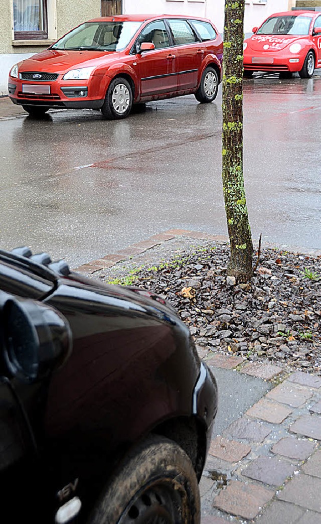 Kiechlinsbergen. Schotter um die Bume in der Herrenstrae.  | Foto: Roland Vitt