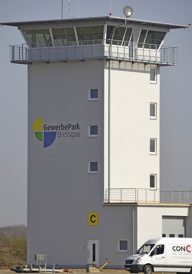 Der Tower des Sonderflugplatzes in Bre...Lrmschutzverordnung fr Landepltze.   | Foto: BZ-Archiv: Susanne Mller