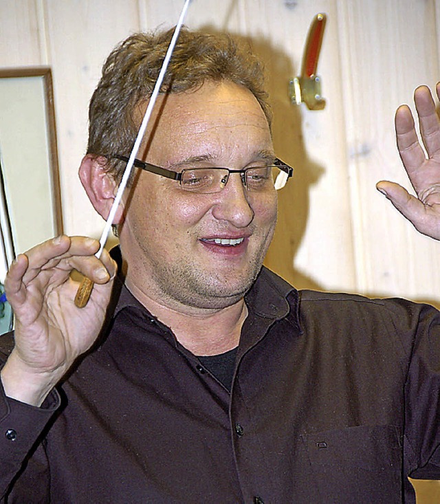 Dirigent Christian Ambs hrt in Wallburg auf.   | Foto: Archivfoto: A. Steinhart