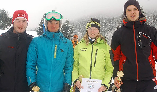 Das  Wlderpokal-Rennen  in Fischbach ...Sabrina Kienzler (Zweite von rechts).   | Foto: Helmut Junkel