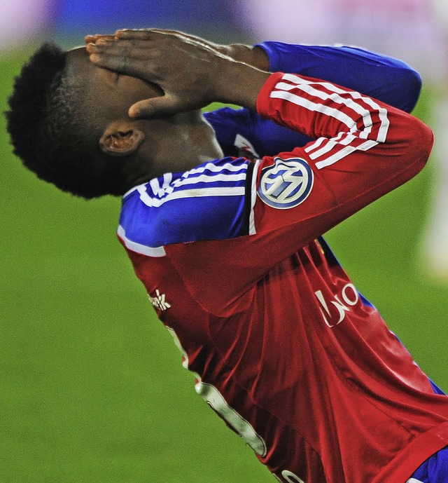 Wie Jungstrmer Breel Embolo fand&#8217;s mancher FCB-Fan nicht zum Hinschauen.   | Foto: Meinrad Schn