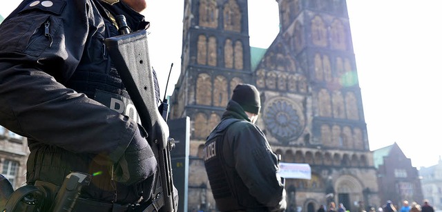 Schwer bewaffnete Polizisten am Samstag vor dem Bremer Dom   | Foto: dpa