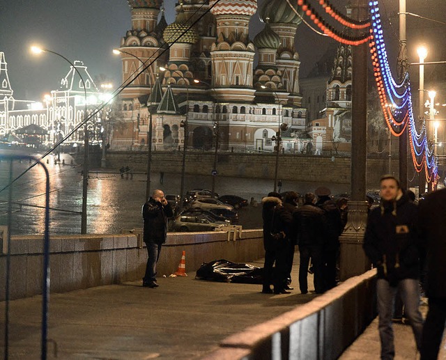 Im Herzen Moskaus, am Roten Platz (hin...er Boris Nemzow am Freitag erschossen.  | Foto: dpa