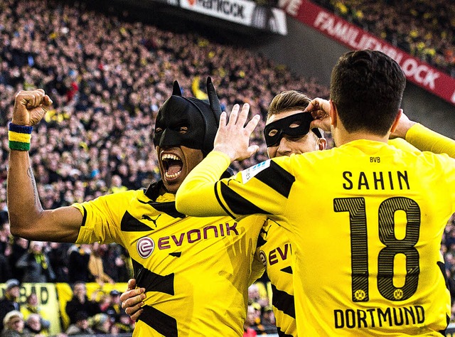 Nanu, Batman und Robin im Trikot von B...tag beim 3:0 gegen den FC Schalke.      | Foto: dpa