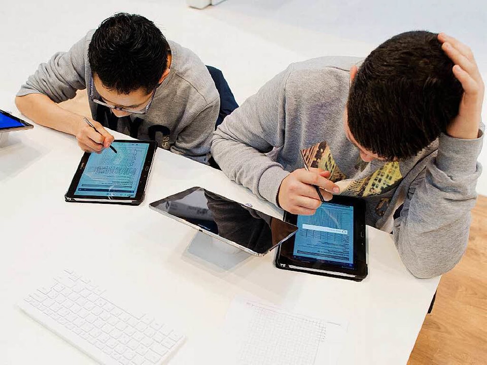 Lernen mit dem Tablet: Offenburger Schüler nehmen an einem Versuch teil.   | Foto: dpa