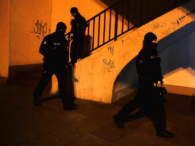 Bremens  Polizisten  sind in Alarmbereitschaft.   | Foto: dpa