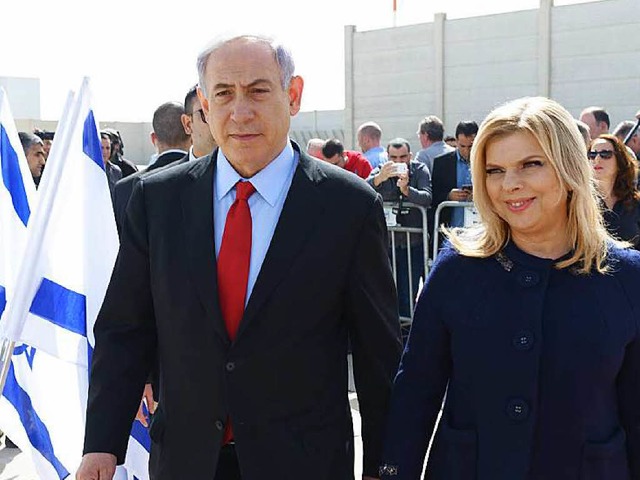 Vor dem Abflug: Benjamin Netanjahu und seine Frau Sarah am Sonntag in Tel Aviv   | Foto: dpa