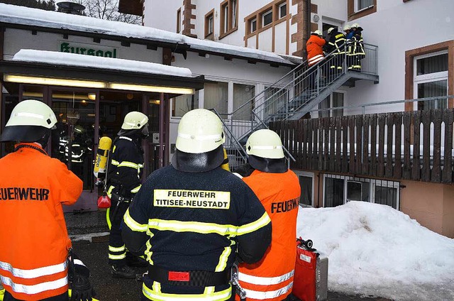 Die Neustdter Feuerwehr verschafft si...er Schtzenstrae Zugang zum Gebude.   | Foto: Kamera 24