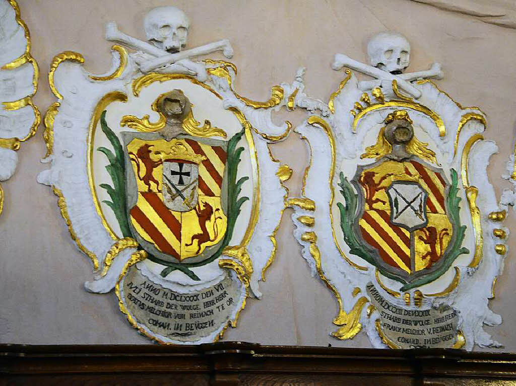 Wappen der Komture in der Schlosskirche. Schdel und Knochen deuten darauf hin, dass diese hier begraben wurde. Wo diese Gruft ist, wurde noch nicht rausgefunden.