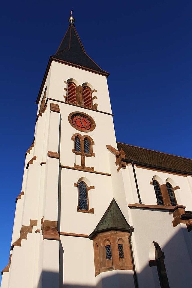 Der Kirchturm von St. Agnes in Eschbac...hlt in der Wintersonne in neuem Glanz.  | Foto: Ingeborg Grziwa