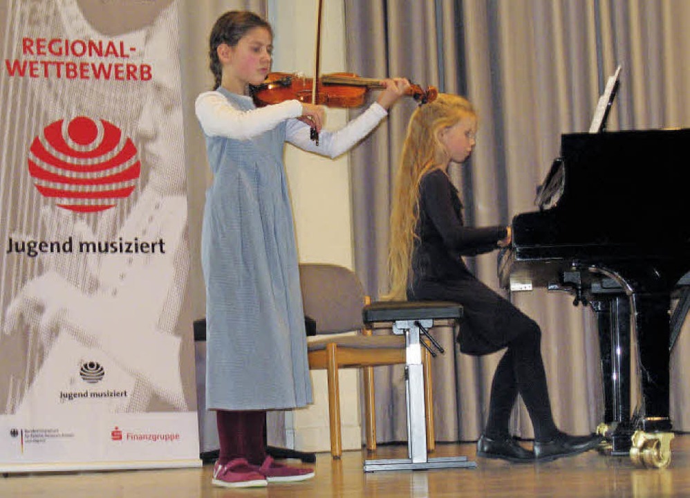 Die Preisträger Sophia Eppinger (Geige...ophie Kienle (Klavier) auf der Bühne.   | Foto: Hildegard Karig
