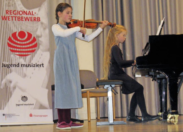 Die Preistrger Sophia Eppinger (Geige...ophie Kienle (Klavier) auf der Bhne.   | Foto: Hildegard Karig