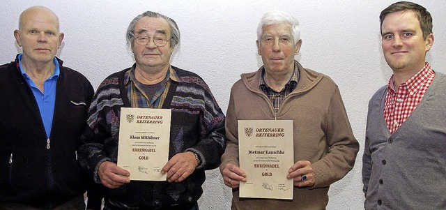 Klaus Mitlhner (Zweiter von links) un...ks) und sein  Vize Denis Hofmann vor.   | Foto: Wolfgang Beck