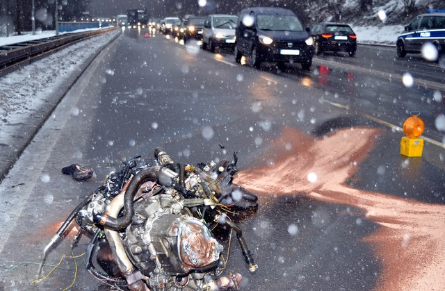 Der Motor wurde aus dem Unfallwagen herausgerissen.   | Foto: Kamera24