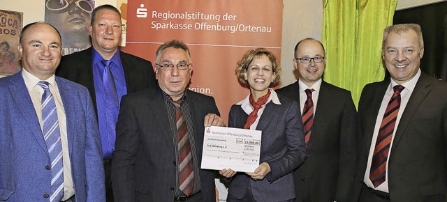 Eine Spende in Hhe von 15000 Euro von...ter, Jrgen Riexinger und Klaus Bhler  | Foto: Sandra Decoux-Kone