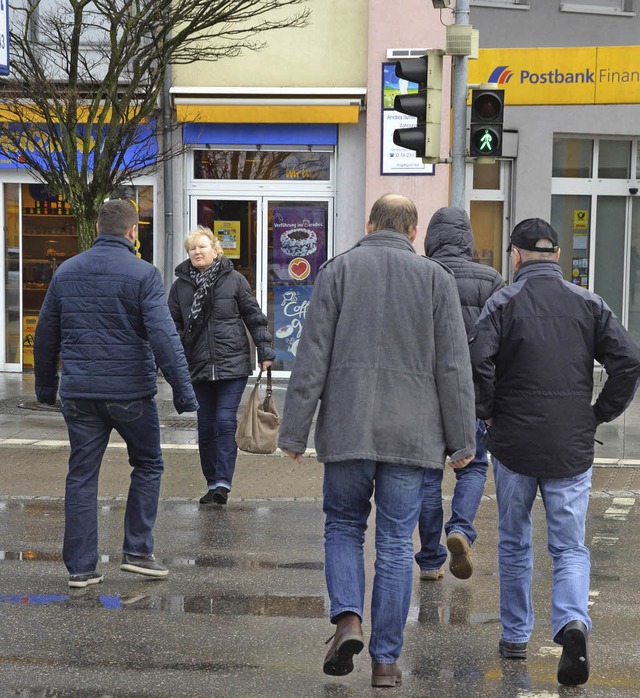 Fugnger am Friedrichplatz mssen zu lange auf Grn warten.  | Foto: Ingrid Bhm-Jacob