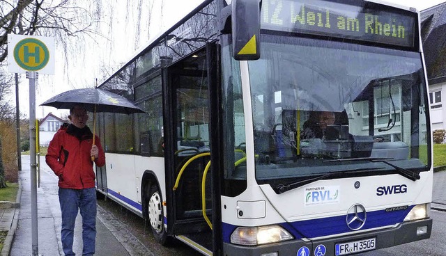 Die Busanbindung von tlingen hat sich...ehen die Fahrgste mitunter im Regen.   | Foto: Privat